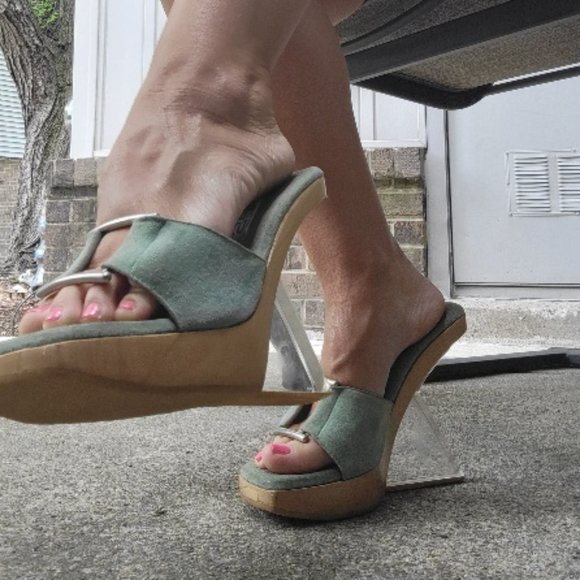 Hot Heels - Picture 3 of 7